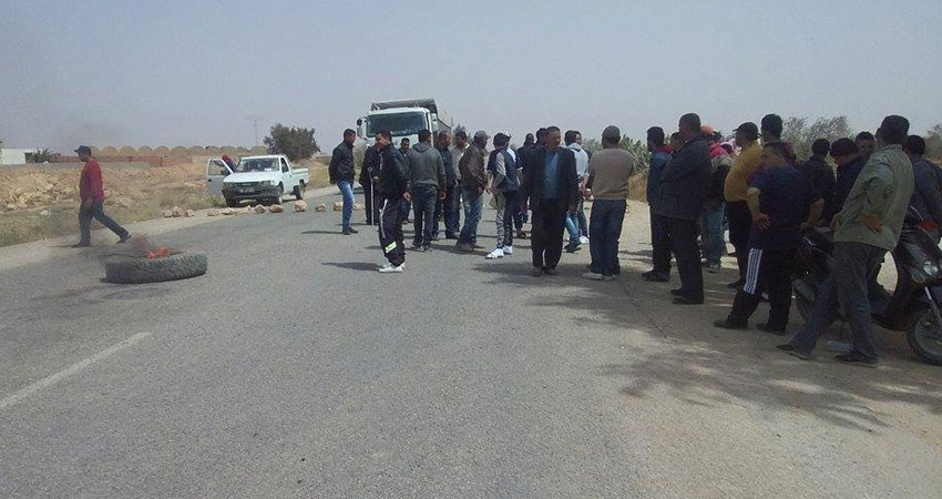القيروان :اهالي منطقة الدواينية يغلقون الطريق و تعزيزات أمنية تصل المنطقة