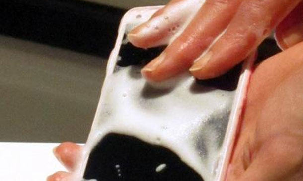 Le premier téléphone lavable fait ses débuts au Japon