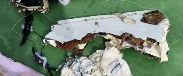مسؤول بالطب الشرعي : بقايا الجثث تشير إلى انفجار الطائرة المصرية في الجو