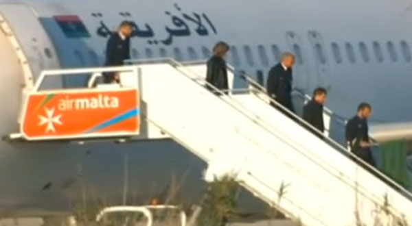 خاطفا الطائرة الليبية يستسلمان للشرطة المالطية ويطلبان اللجوء السياسي