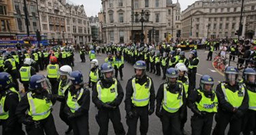 الشرطة البريطانية تلقي القبض على 460 من أنصار حماية البيئة في لندن