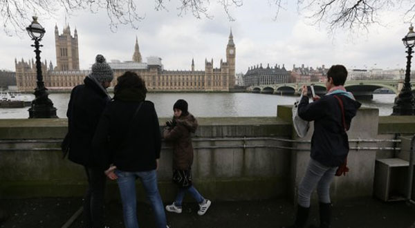 لندن تحتشد تكريماً للضحايا في هجوم ويستمنستر الإرهابي