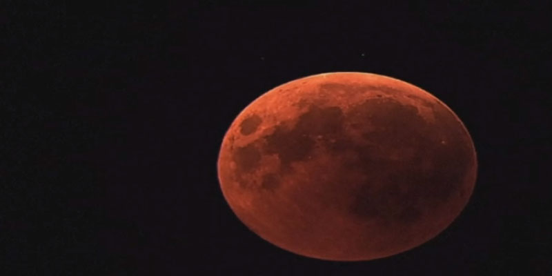 القمر الدموي يبهر مراقبي النجوم في أطول خسوف في القرن 