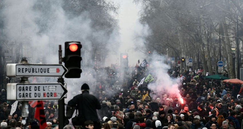 اشتباكات بين الشرطة الفرنسية ومتظاهرين رافضين لإصلاحات ماكرون