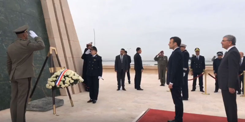 En vidéo : Emanuel Macron se rend au carré des martyrs de Séjoumi