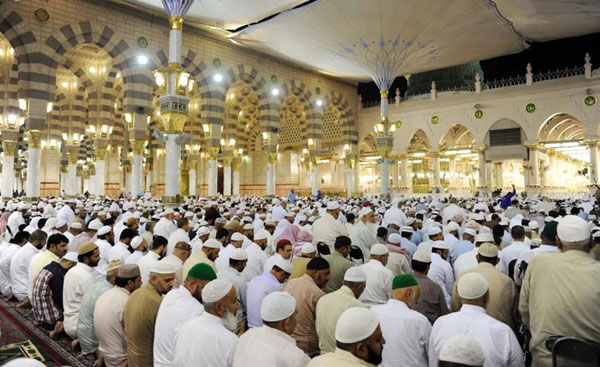 بالفيديو: إمام المسجد النبوي يصحح خطأ لنجله في صلاة التراويح 