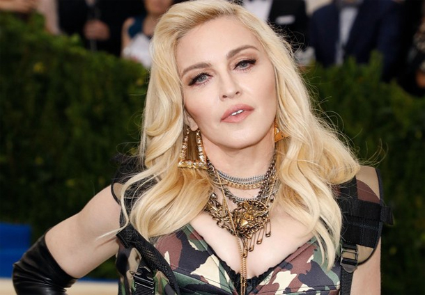 En photos… Madonna au Met Gala 2017 : Top ou flop sa robe militaire ?