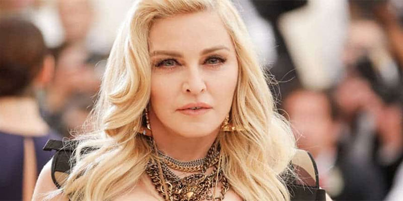 En photo : Madonna débarque en niqab à l'aéroport international JFK de New York 