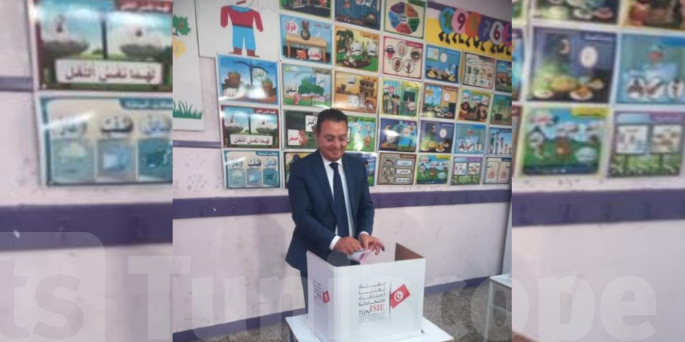 زهير المغزاوي يُدلي بصوته بمركز الاقتراع بالمدرسة الابتدائية حي الورد بمدينة المرسى
