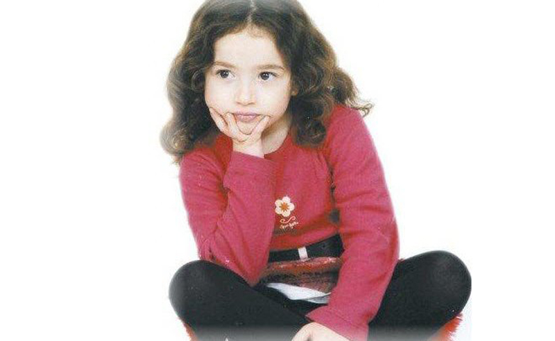 بالصورة: شاهد كيف صار شكل طفلة فيلم ''حرامية في كي جي تو'' بعد 17 سنة من عرضه