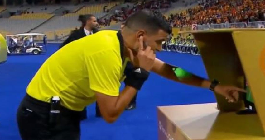 الاتحاد الجزائري يُحقّق مع الحكم مهدي عبيد شارف