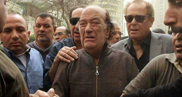 ما قصة صورة بكاء حسن حسني وعلاقتها بمحمود عبد العزيز