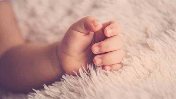 القيروان : أمّ تعتدي على رضيعها بالضرب المبرّح بسلك شاحن هاتف جوال