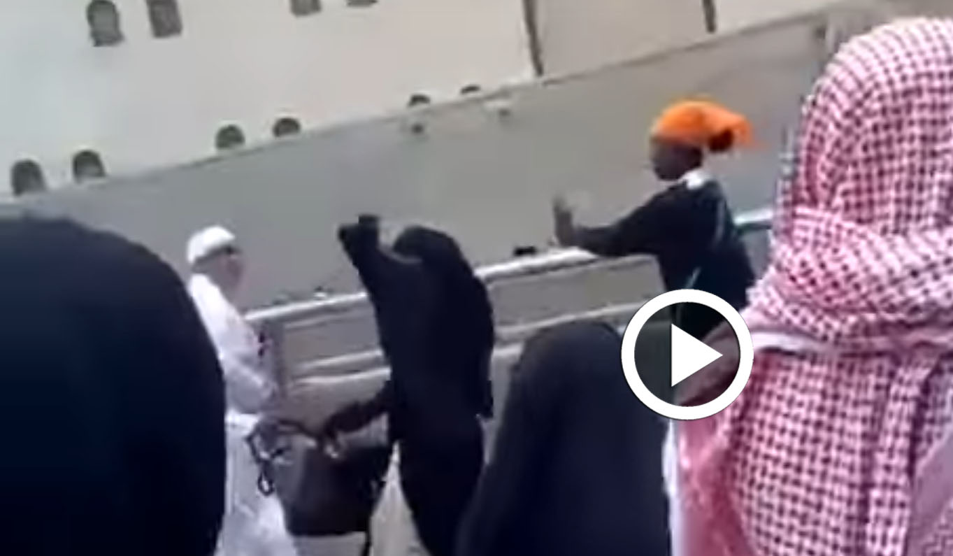 بالفيديو: شجار قوي بين الرجال والنساء أمام الحرم المكي