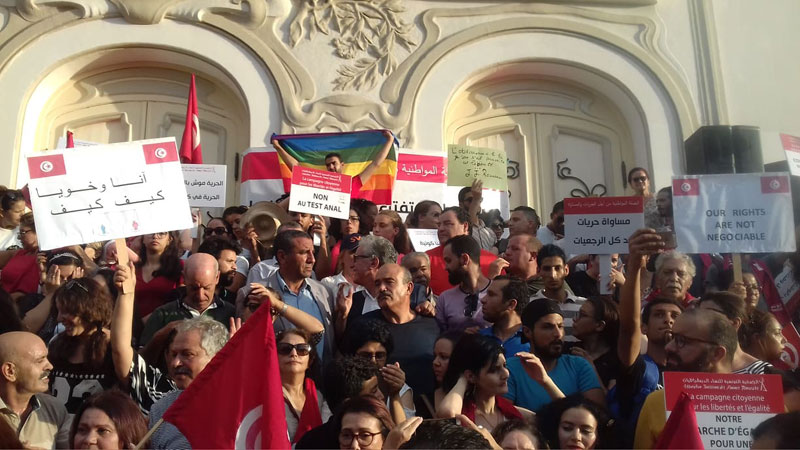 صورة اليوم : رفع علم المثلية الجنسية أمام المسرح البلدي للمطالبة بالحرية