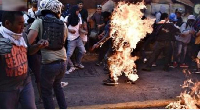 متظاهرون بفنزويلا يحرقون شاباً من أنصار الحكومة