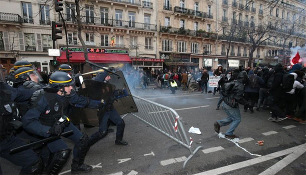 Violences entre manifestants et CRS, place de la République à Paris 