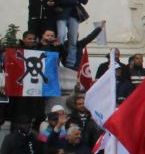 Le drapeau français tagué d'une tête de mort aux devants de la manif. ‘Pro-légitimité’