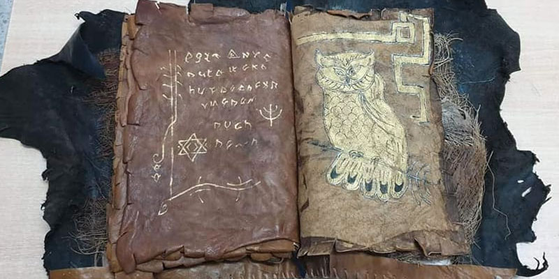 Photos : Saisi d’un manuscrit ancien avec des symboles hébreux