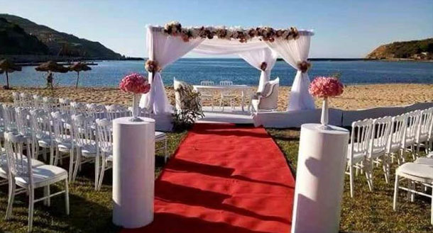 En photos : Un jeune couple célèbre son mariage sur la plage à Tabarka