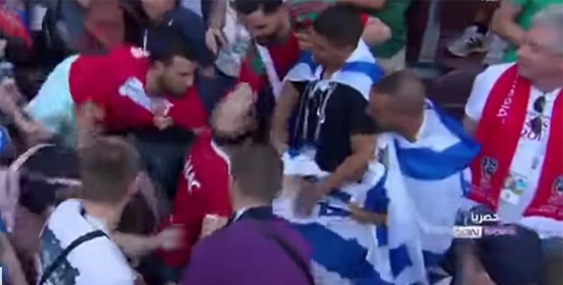 بالفيديو: جماهير المغرب تمنع رفع علم إسرائيل فى المدرجات.. 