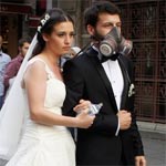 Photo du jour : Un couple de jeunes mariés au milieu de manifestants à Istanbul 
