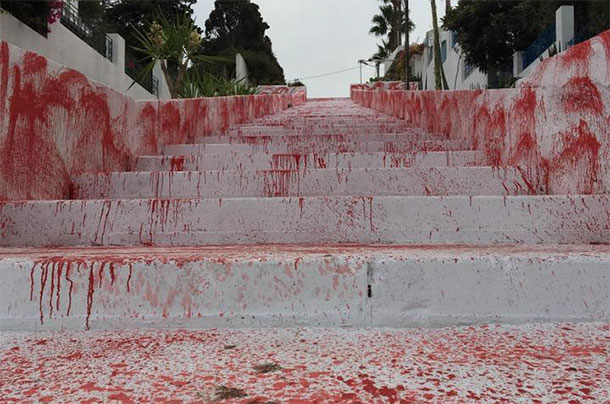 En photos : A la Marsa, des escaliers vandalisés à la peinture rouge…