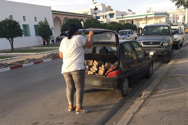 En photo : A La Marsa, elle vole des pavés au vu et au su de tous…. 