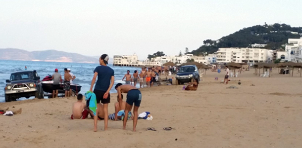 Des voitures et des jet-skis envahissent la plage de la Marsa, où sont les autorités ?