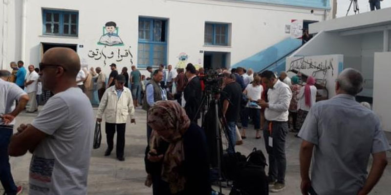 En photos : Des files d’attente à l’école primaire de la Rue de Marseille à Tunis