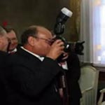 Photo du jour : Marzouki photographie à son tour le photographe Mohamed Hammi