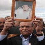 Photo du jour : Marzouki brandissant la photo du martyr Anis Jelassi