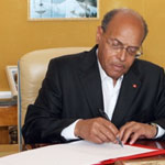 En-Photos : Marzouki appose sa signature sur la loi électorale