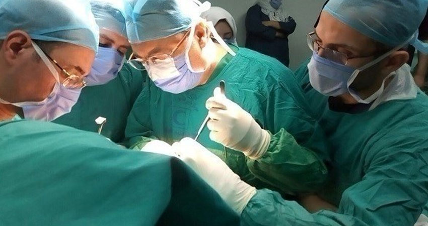 وزير الصحة المصري يجري عملية جراحية دقيقة لإحدى مصابات كنيسة حلوان