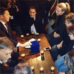 En photo : Matteo Renzi rencontre 5 militantes à Sidi Bou Saïd