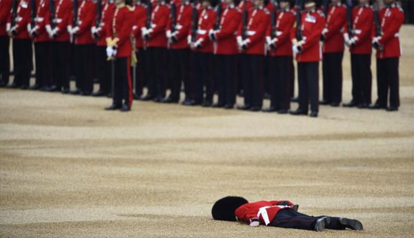 Photo du jour : Un soldat de la reine Elizabeth II s'évanouit en pleine parade royale