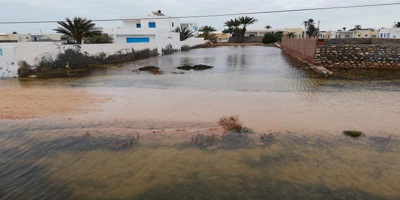 A Kerkenah, la mer menace des maisons accostant la plage 