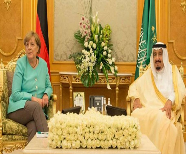 ذي اندبندنت': أنجيلا ميركل تصل إلى السعودية دون حجاب لإجراء محادثات مع الملك سلمان'
