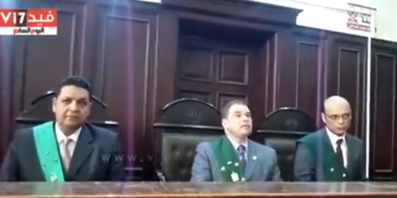 صادم... بالفيديو: قاضي يحكم بإعدام إمرأة ويلعنها