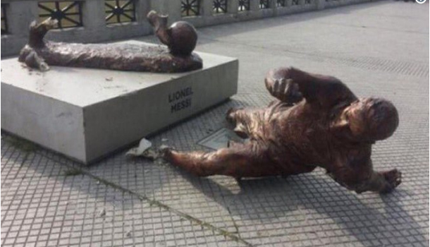 تحطيم تمثال ليونيل ميسي في الأرجنتين