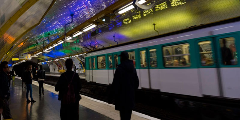 Attaque à l’acide dans le métro à Paris, un jeune homme gravement blessé