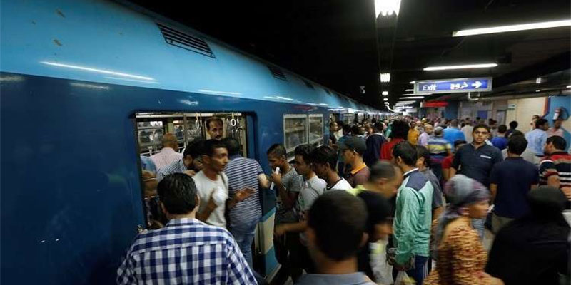 10 دقائق من الرعب في محطة مترو مصرية.. والسبب!