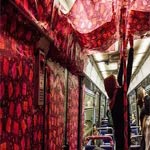 Une rame de métro tapissée de papier cadeau pour Noël