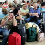 Acapulco-Mexique : Les touristes bloqués quittent la station balnéaire par la route