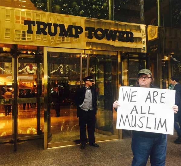 Michael Moore manifeste devant la Trump tower : ‘ We are all muslim’