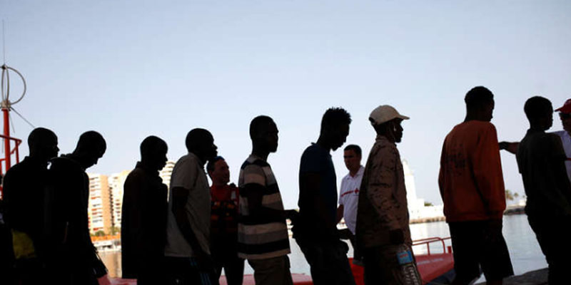 تونس تسمح للمهاجرين العالقين في مياهها بالدخول في انتظار ترحيلهم لبلدانهم