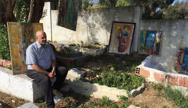 En photos : L’artiste peintre, Moncef Benjamaa expose ses œuvres, dans un cimetière à Bizerte