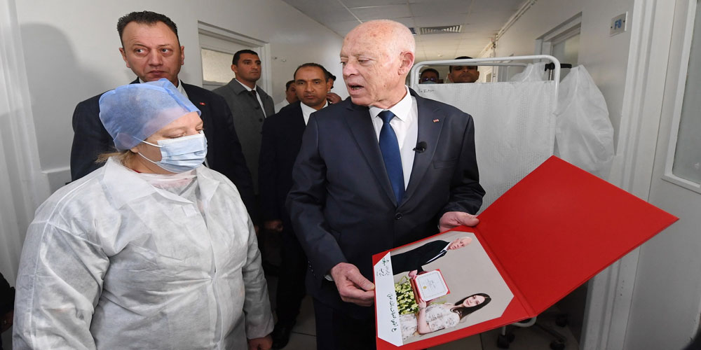 صور: رئيس الجمهورية يزور الطالبة التي خضعت إلى عملية زرع كبد في مستشفى المنجي سليم بالمرسى