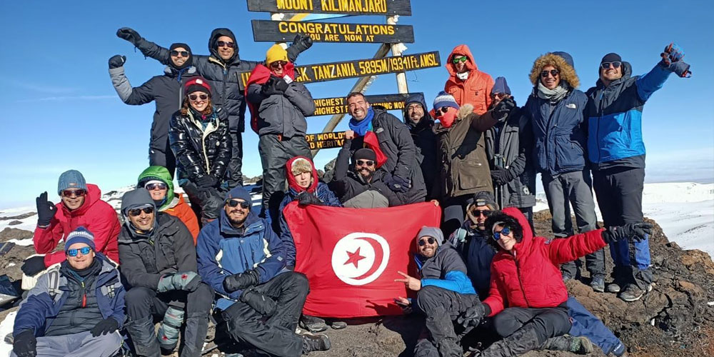 أكتر من 20 شابا يرفعون العلم التونسي في أعلى قمة في إفريقيا 