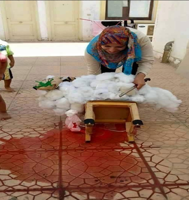 صورة اليوم: منشطة روضة تعلم الأطفال كيفية ذبح خروف العيد